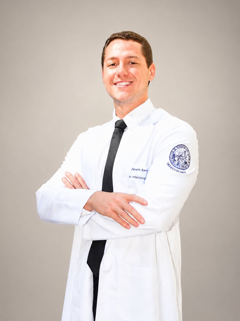 Dr. Caio Trevelin Sambo de jaleco, com os braços cruzados